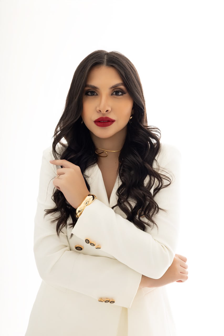 Yanca Makkai em retrato com blazer branco